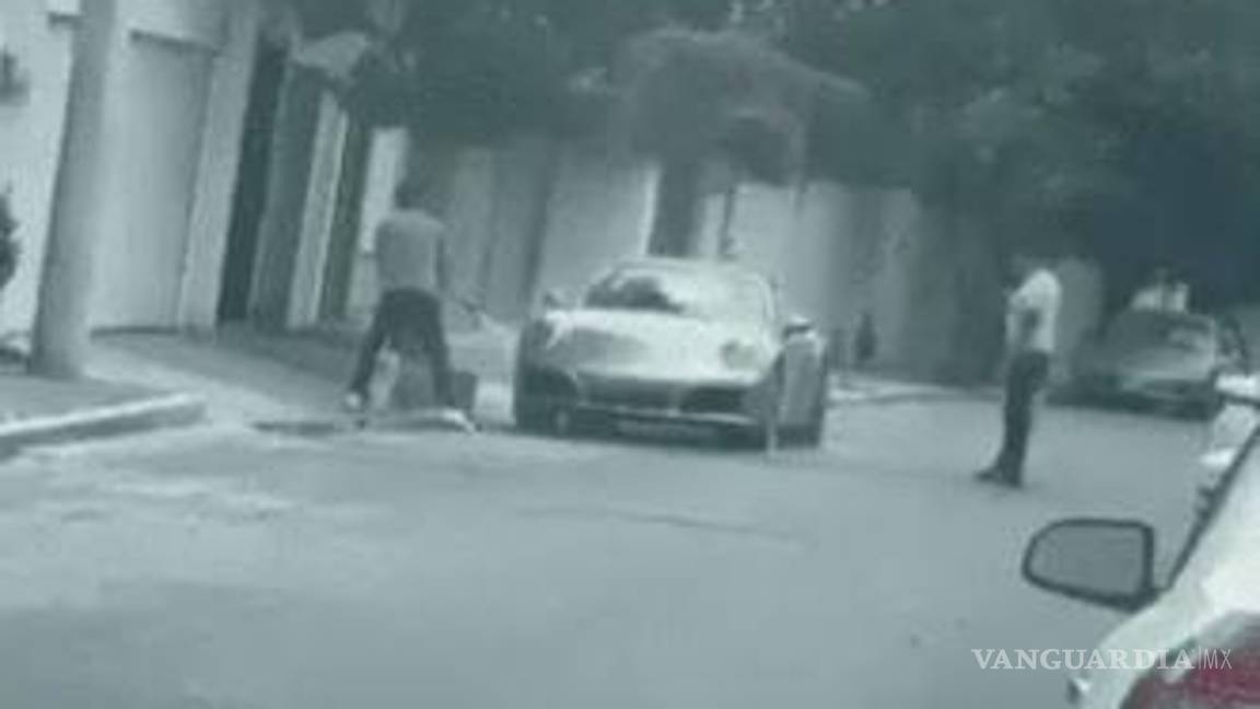 En plena crisis del agua, lava su porche con manguera en NL; Samuel García pide castigo a ‘desconsiderado’ (video)