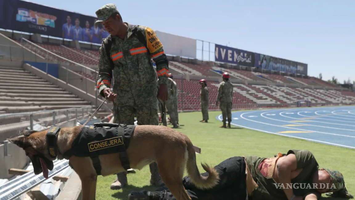 $!Miembros del Ejército mexicano y militares estadounidenses realizan un ejercicio binacional llamado ‘Fuerzas amigas 2024’, este martes en el estadio Olímpico Benito Juárez de Ciudad Juárez.