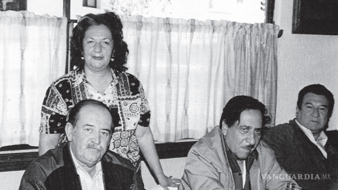 $!Doña Nohemí con representantes de la CTM en su restaurante.