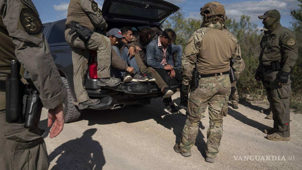 Crecen arrestos de migrantes en ranchos de Texas; caen por allanamiento, luego los deportan