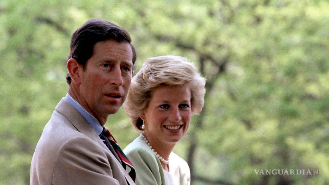 $!Imagen de archivo del 9 de mayo de 1990 de los Príncipes de Gales, Carlos y Diana, sentados en un coche de caballos en Bugac, a 119 kms al sur de Budapest, Hungría.