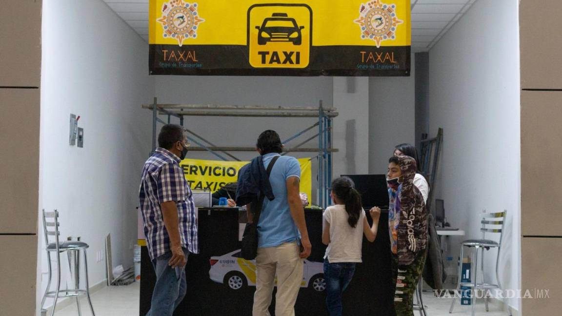 $!Opciones de transporte para salir del AIFA, como el taxi, cuya tarifa puede llegar a 700 pesos para el Centro Histórico de la CDMX