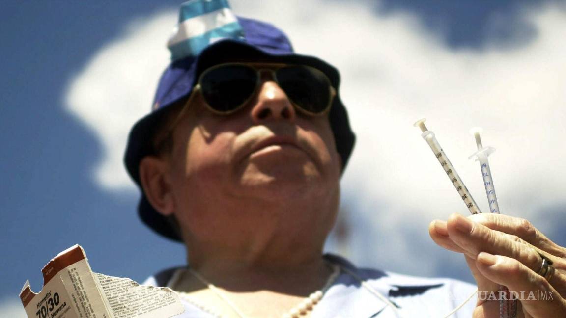 $!Una persona diabética muestra su medicación y las jeringuillas para inyectarse insulina.