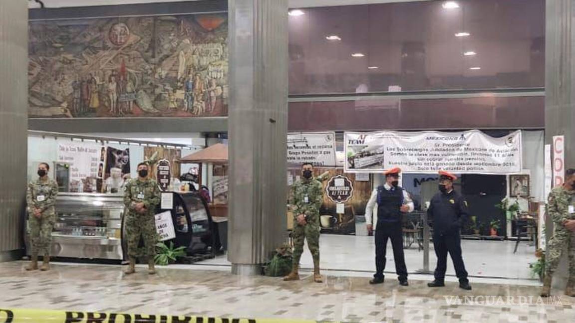 $!La zona fue acordonada por marinos y policías de la Ciudad de México, así como empleados del AICM