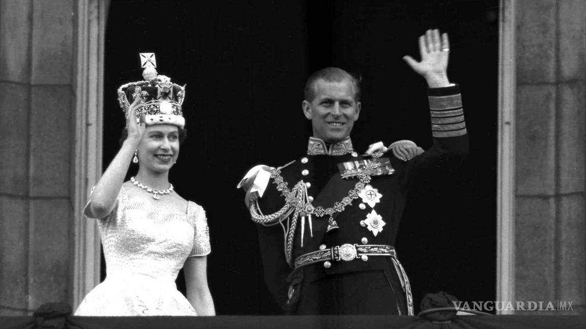$!Imagen del 2 de febrero de 1953, la reina Isabel II y el príncipe Felipe saludan desde el balcón del Palacio de Buckingham, luego de su coronación.