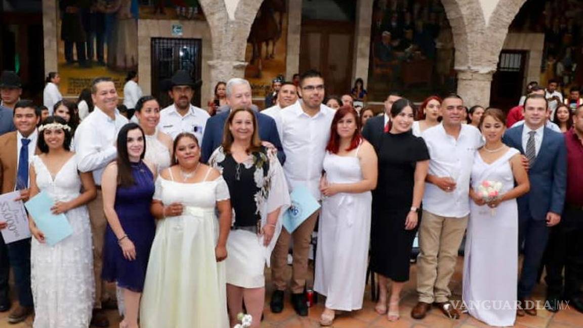 $!La ceremonia civil estuvo a cargo de Rebeca Razgado Aguilar, titular de la Oficialía 50 del Registro Civil, quien hizo hincapié en la importancia del matrimonio y la familia como pilares fundamentales de la sociedad.