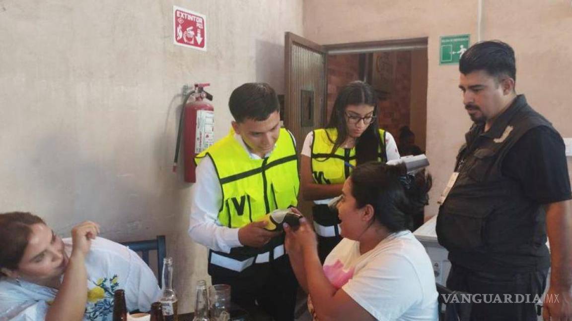 Universitarios de Torreón realizan servicio social aplicando pruebas de alcoholímetro