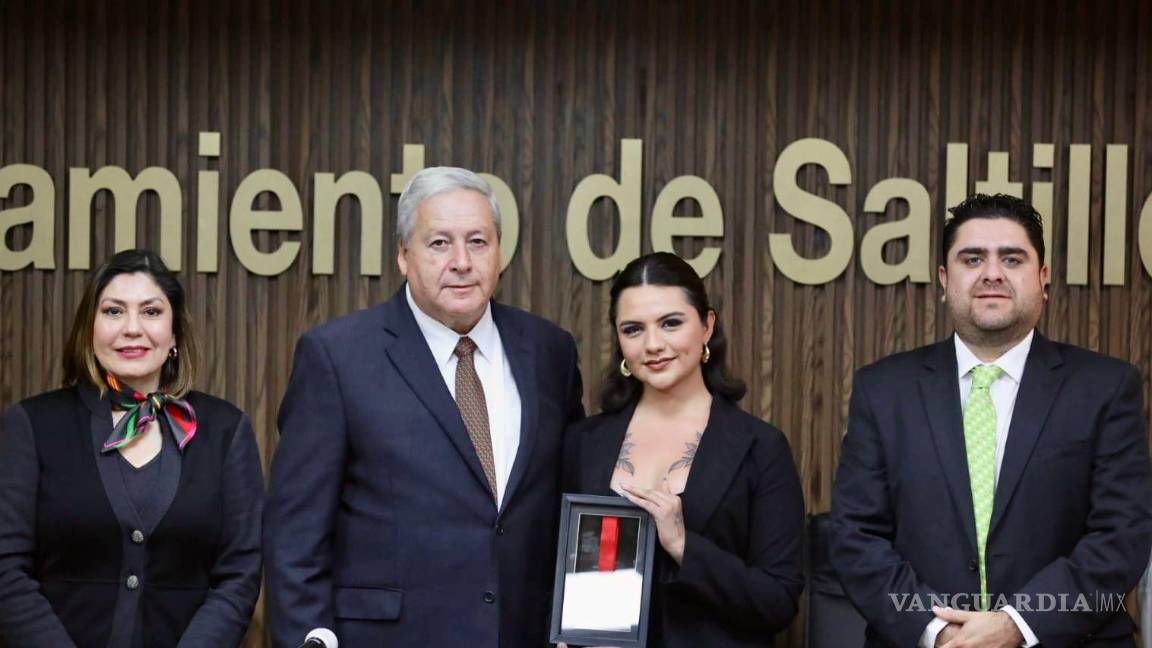 $!Brenda Bazaldúa López recibió el galardón en representación de su madre, Silvia López Román (+).