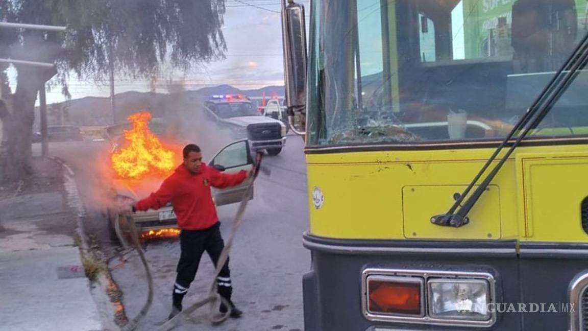 Deja a su hermano en la escuela y su auto se incendia en Arteaga