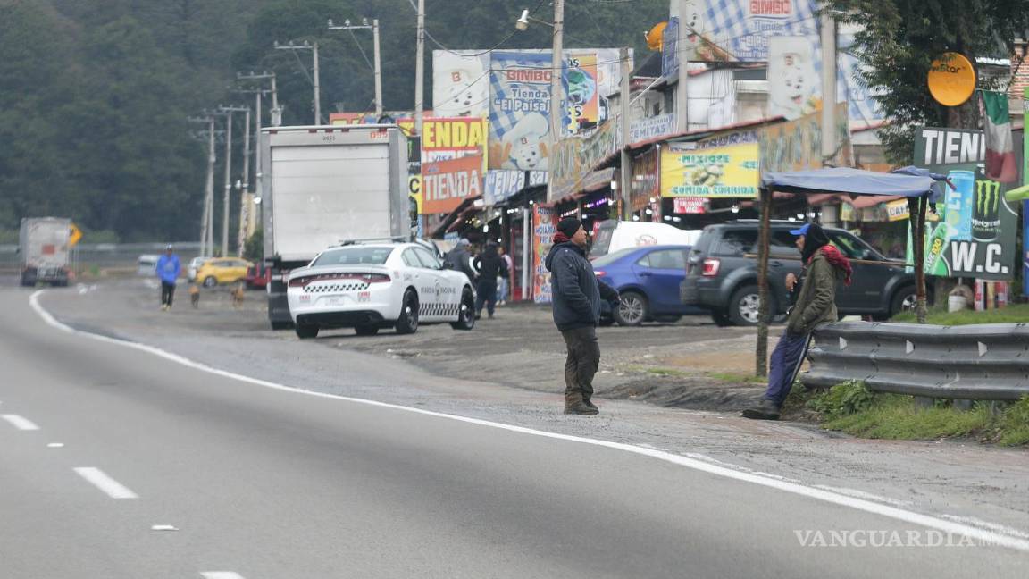 $!Pese a la presencia de la Guardia Nacional en esas vialidades, son cientos los puntos de venta ilegal al paso de los automovilistas.