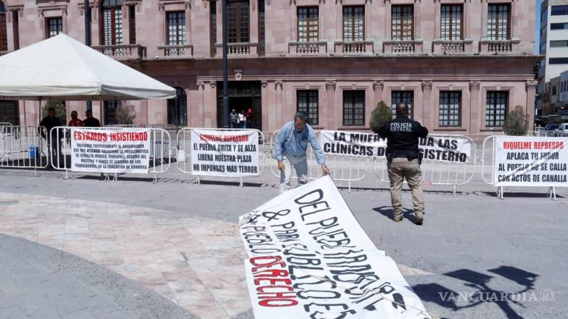 Denuncian maestros robo de lonas de manifestación en Plaza de Armas de Saltillo