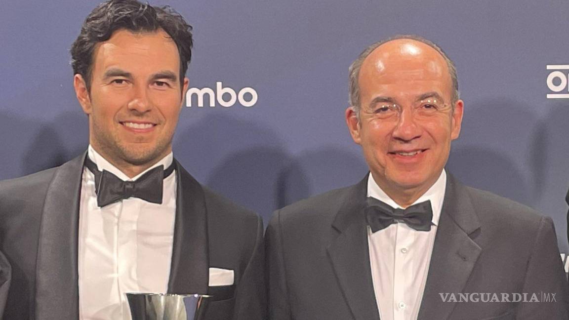 Checo Pérez festeja con Felipe Calderón su reconocimiento en la Gala de la FIA