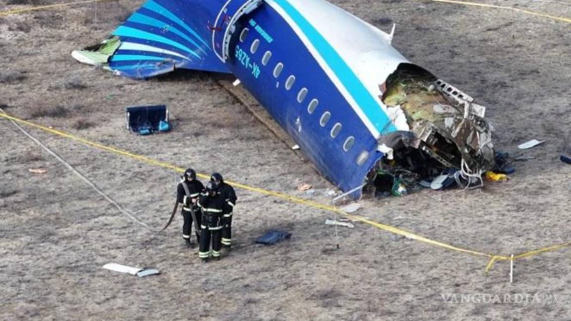 Se desploma avión de pasajeros en Kazajistán; habría más de 30 muertos