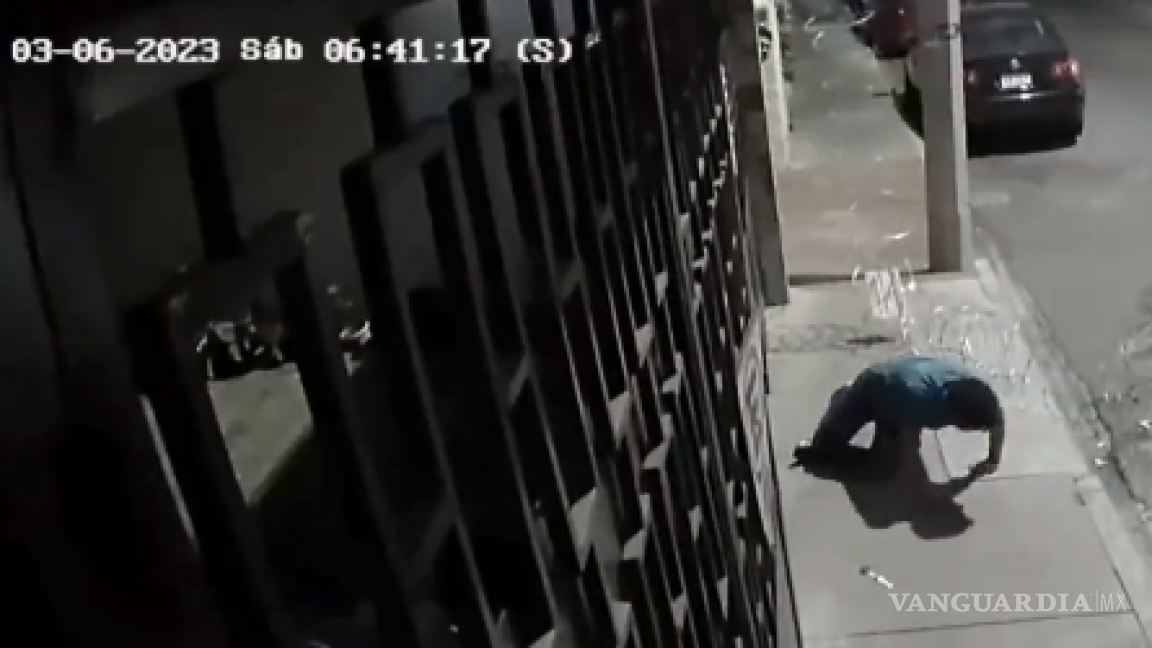 (video) Ladrón sufre fuerte caída cuando robaba alambre de púas de una casa, en Durango
