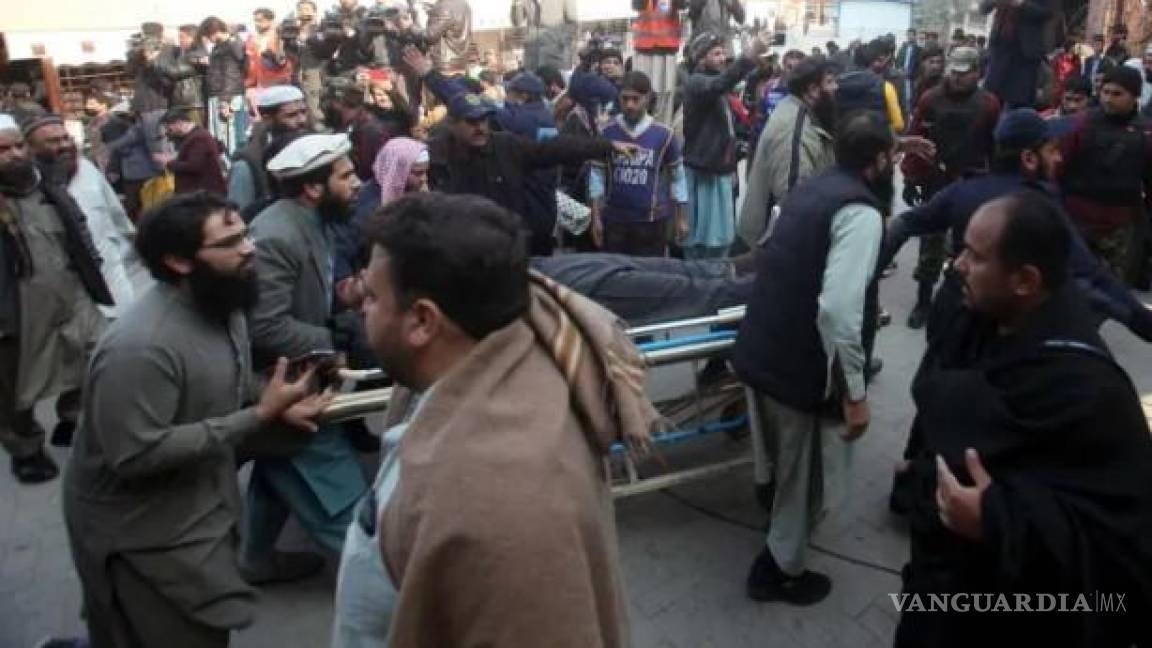 Todo lo que se sabe del atentado suicida en mezquita de Pakistán; van 100 fallecidos