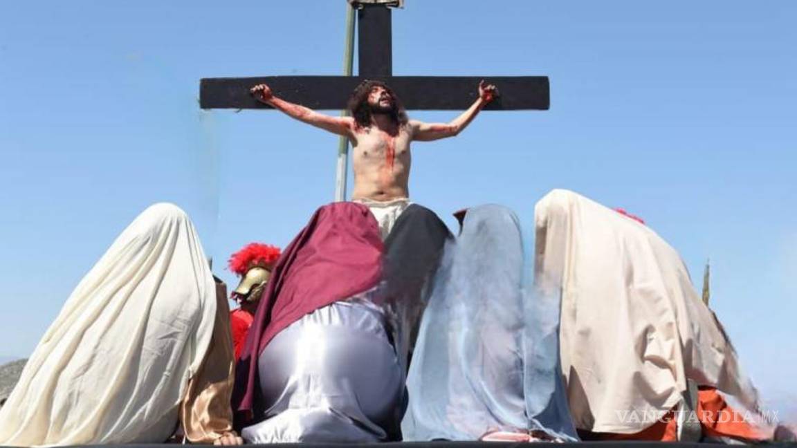 $!Fieles representan los momentos de la crucifixión de Jesús de Nazaret en el viacrucis viviente, marcando una manifestación de fe y reflexión.