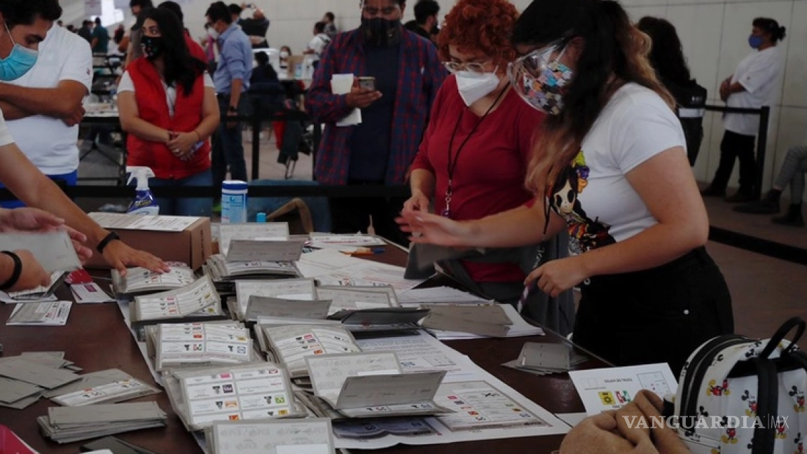 INE avala más de 20 mil registros para votar en el extranjero que tenían inconsistencias