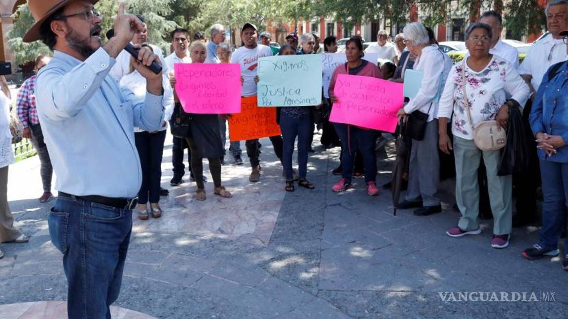 $!A la manifestación, acudieron maestros de las regiones Laguna, Centro y Norte de la entidad, de escuelas como la Universidad Autónoma Agraria Antonio Narro, la Universidad Autónoma de Coahuila, y otros agremiados de la sección 38.
