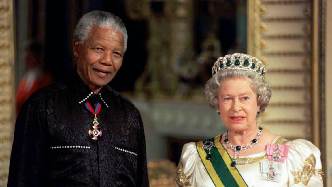 $!Imagen del martes 9 de julio de 1996, el presidente de Sudáfrica, Nelson Mandela, con la reina Isabel II a su llegada al Palacio de Buckingham, en Londres.