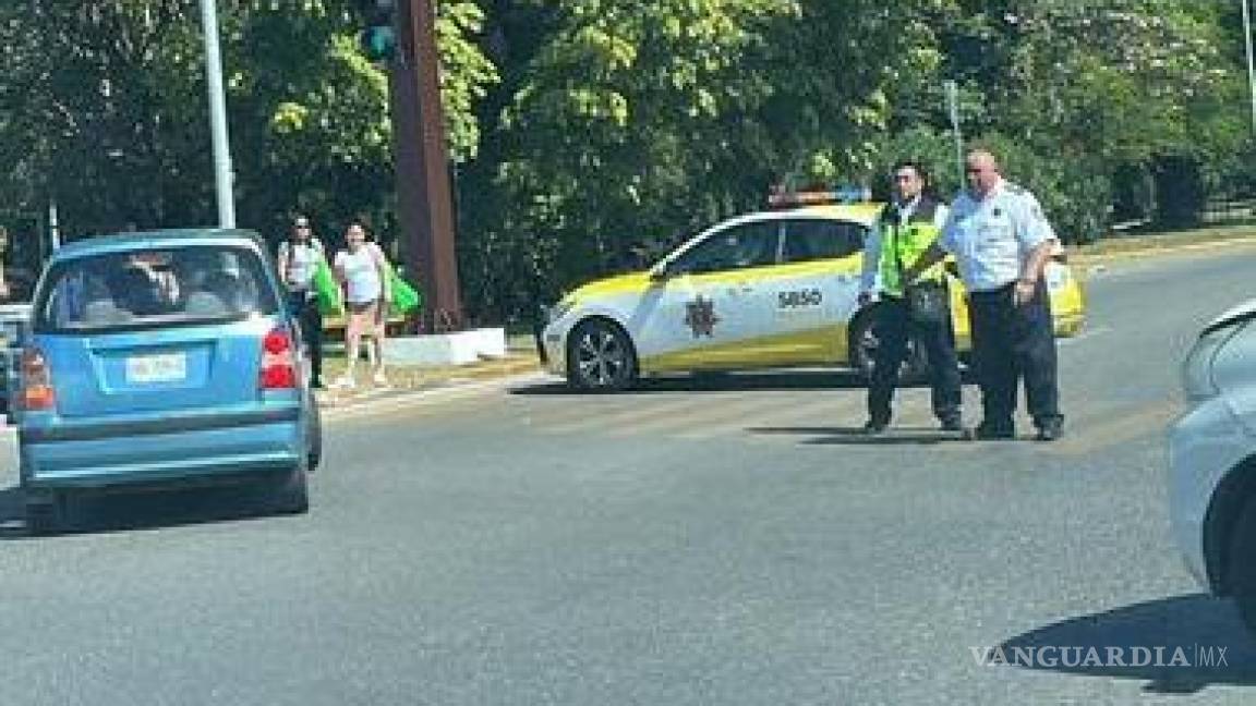 $!Taxistas bloquean zona hotelera de Cancún, obligan a turistas a caminar al aeropuerto