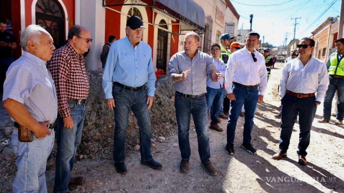 Vecinos y Alcalde supervisan avance de obras en la calle General Cepeda, en Saltillo