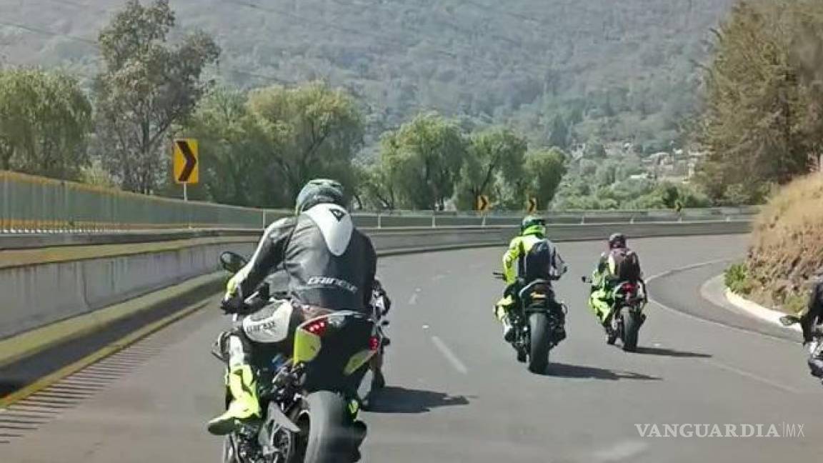 Motociclistas detienen el tránsito en la autopista México-Cuernavaca, se ponen a ‘jugar’