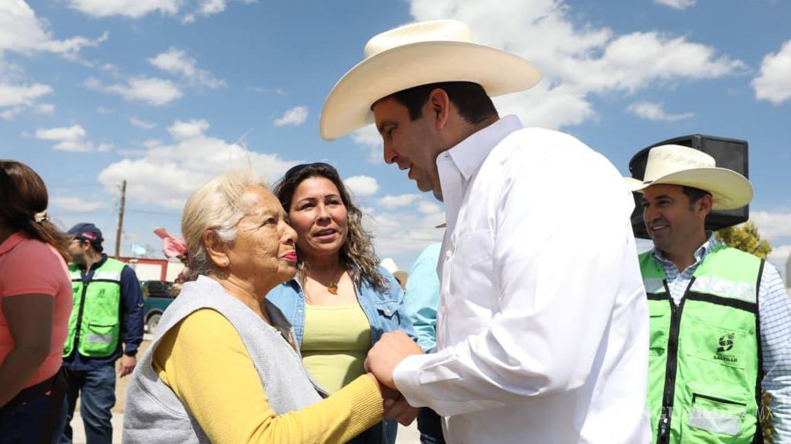 $!El alcalde Javier Díaz González encabezó el inicio de la rehabilitación de la plaza pública del ejido San Juan de la Vaquería, obra elegida por la ciudadanía mediante el programa Participa Saltillo.
