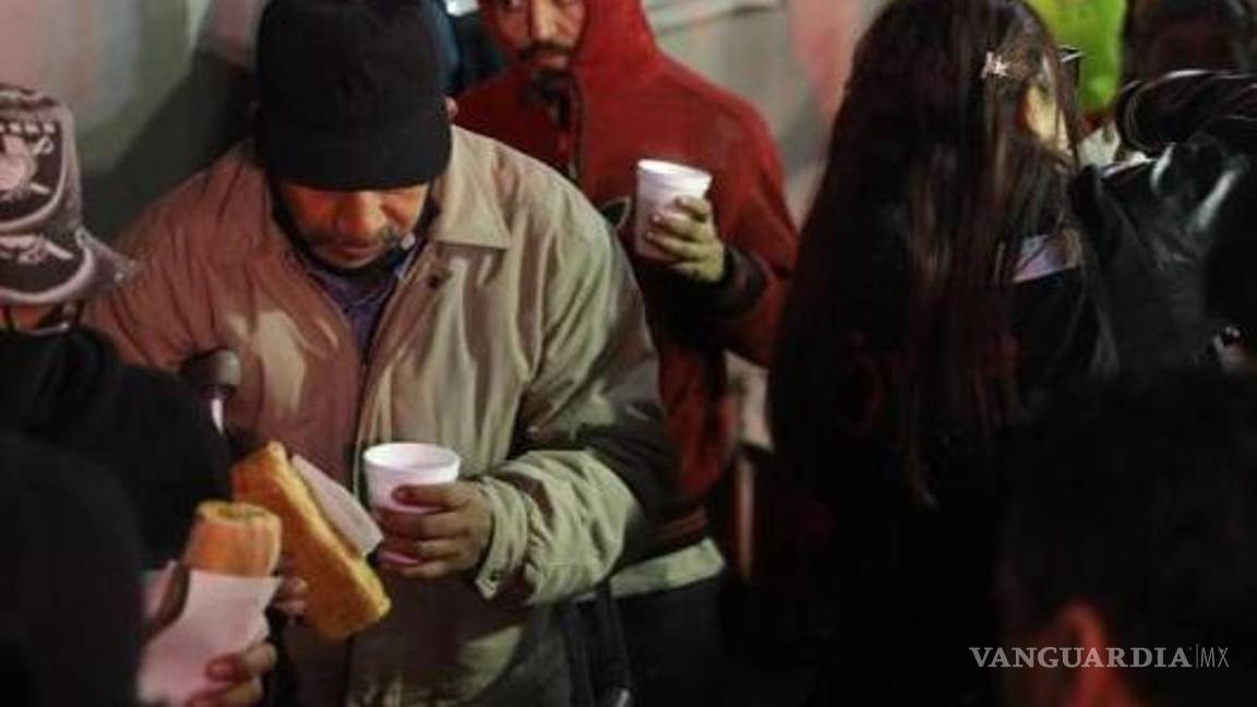 $!Protección Civil de Nuevo León reparte chocolate y cobijas ante bajas temperaturas