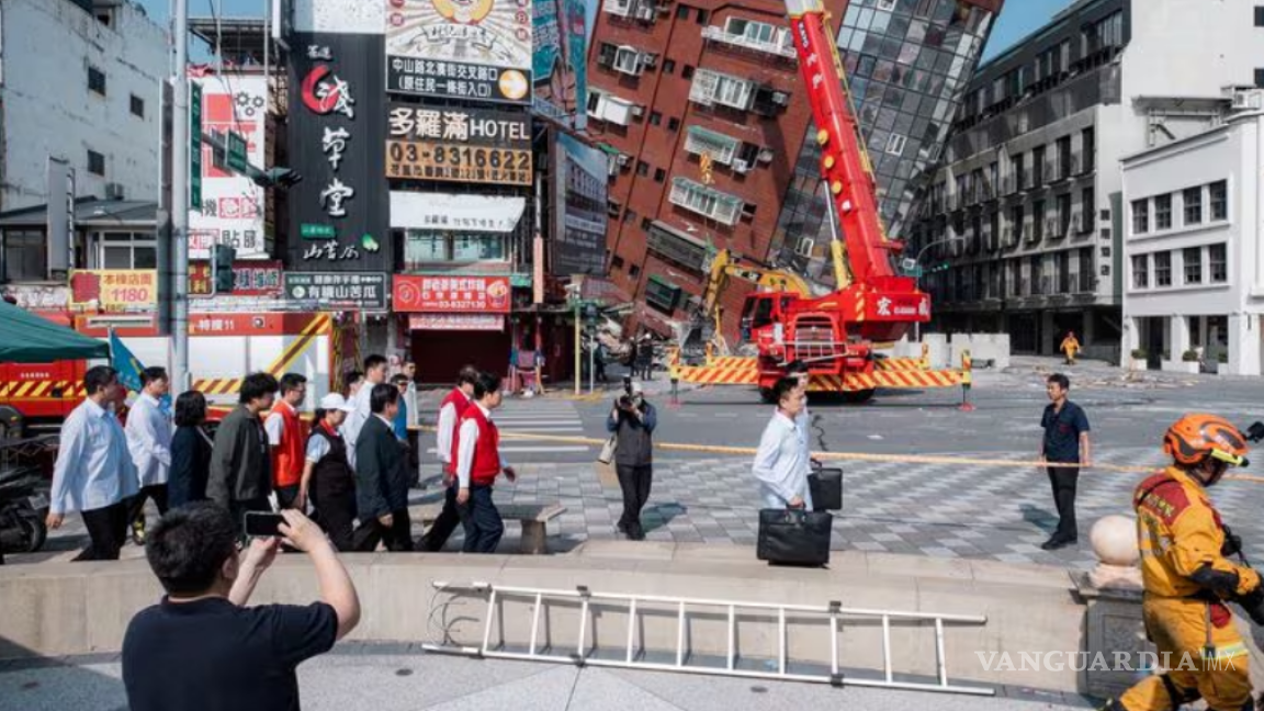 Suman 16 muertos tras sismo de 7.4 en Taiwán