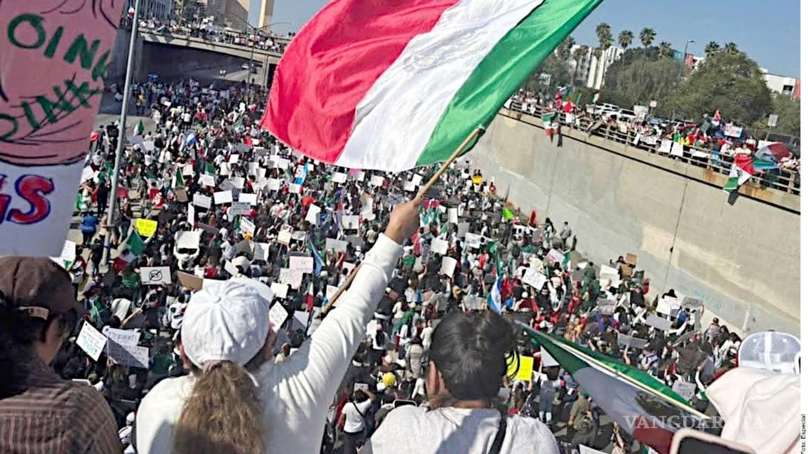 Miles de personas protestan en LA contra las deportaciones de Trump