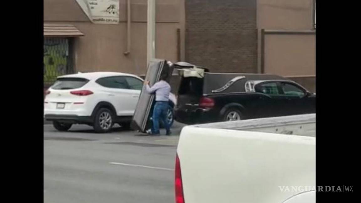 ¿Primer día de trabajo? Se le ‘escapa’ ataúd en pleno centro de Saltillo (Video)