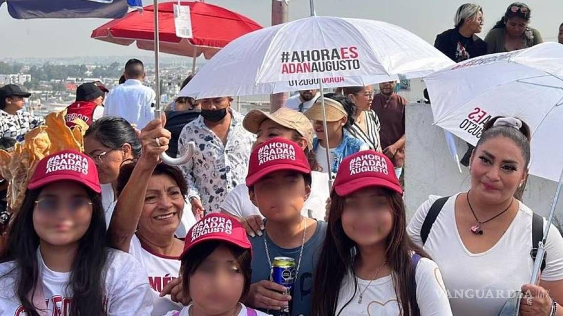 Hacen propaganda a aspirantes de Morena durante desfile de la Batalla de Puebla