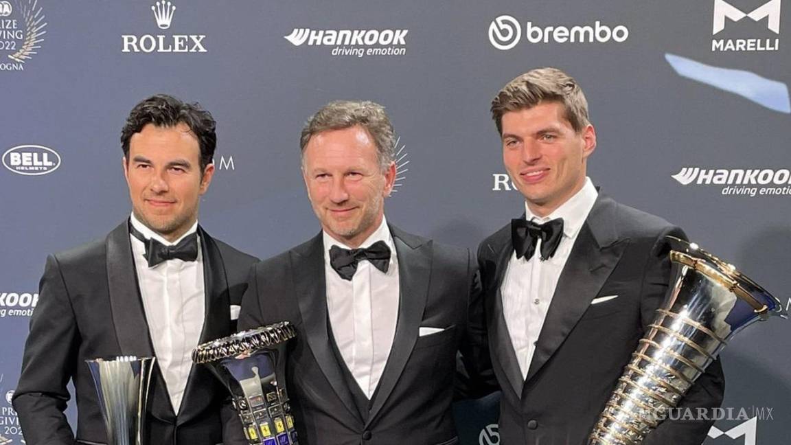 Checo Pérez recibe su trofeo como subcampeón de la F1 en la Gala de la FIA