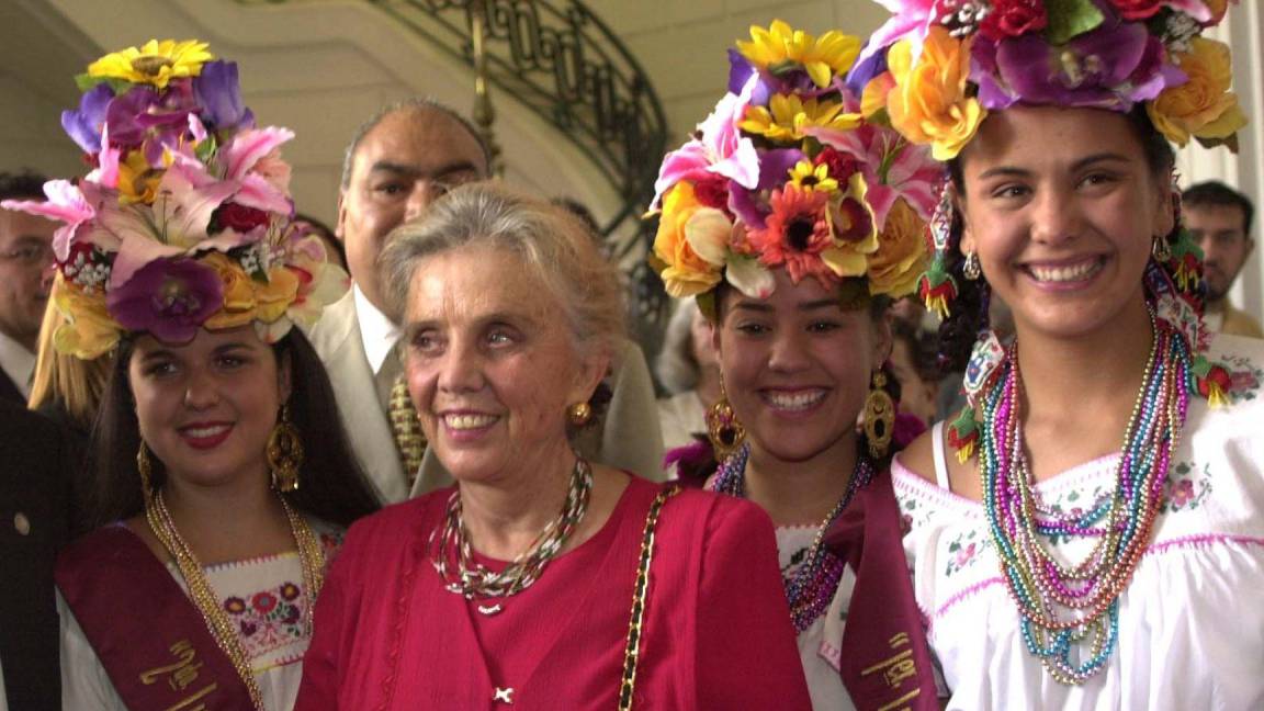 $!29 Abril 2004. La escritora Elena Poniatowska a su llegada a la ALDF en donde recibió la medalla al mérito ciudadano por su aportación cultural a México.