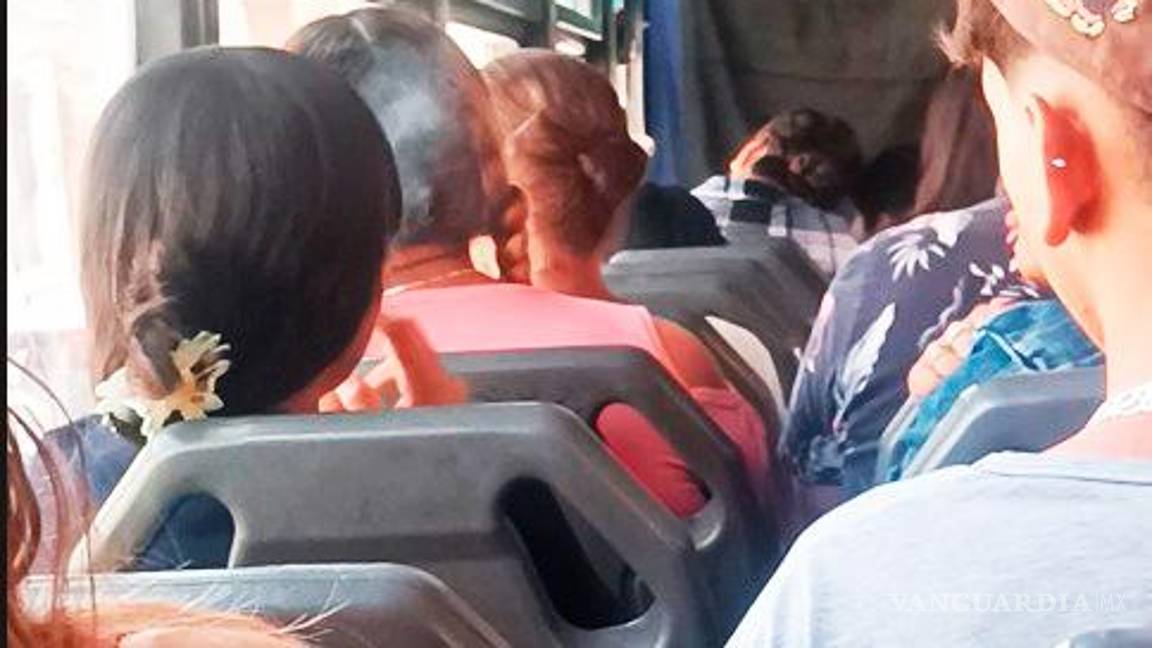 ¡Sin pudor! Captan a jovencitas ‘vapeando’ en el transporte público de Saltillo