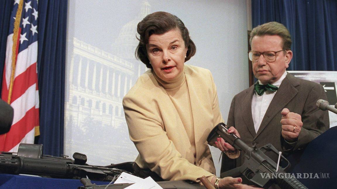 $!Dianne Feinstein (i) sostiene un rifle de asalto AR-15 con culata plegable durante una conferencia de prensa en Capitol Hill el viernes 22 de marzo de 1996.