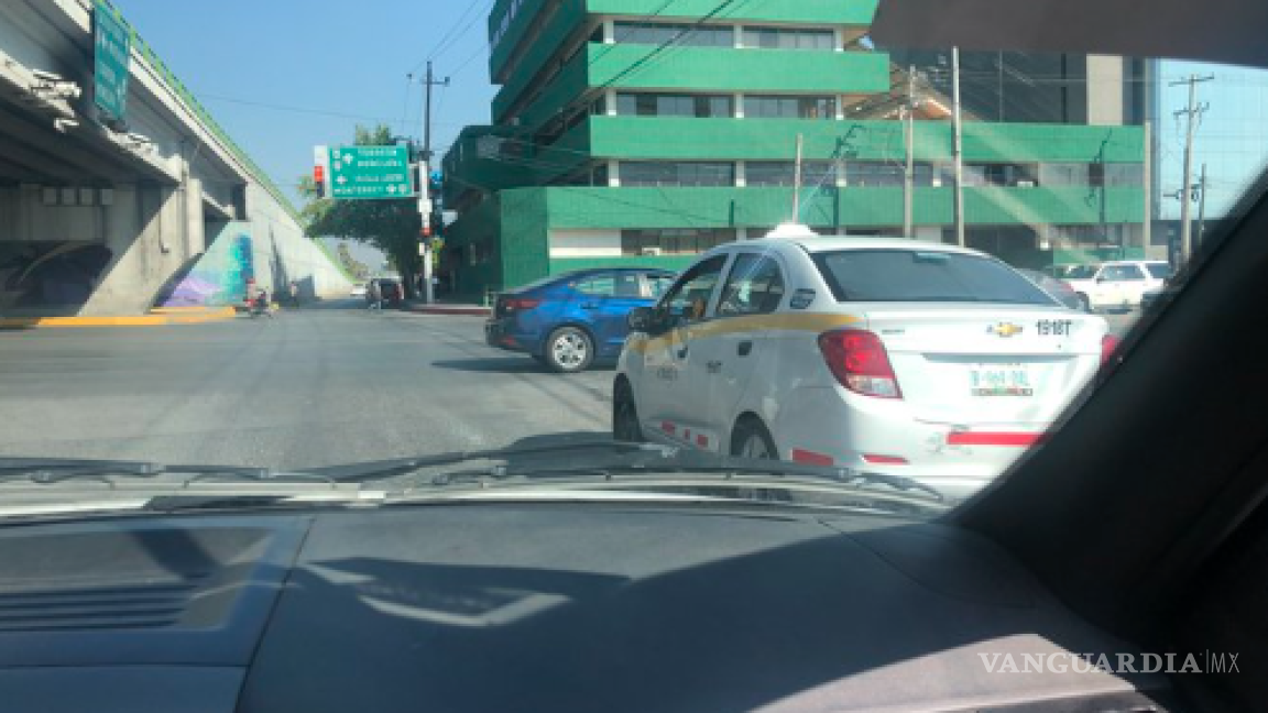 $!Ciudadanos denuncian a conductores que brincan las boyas en las calles.