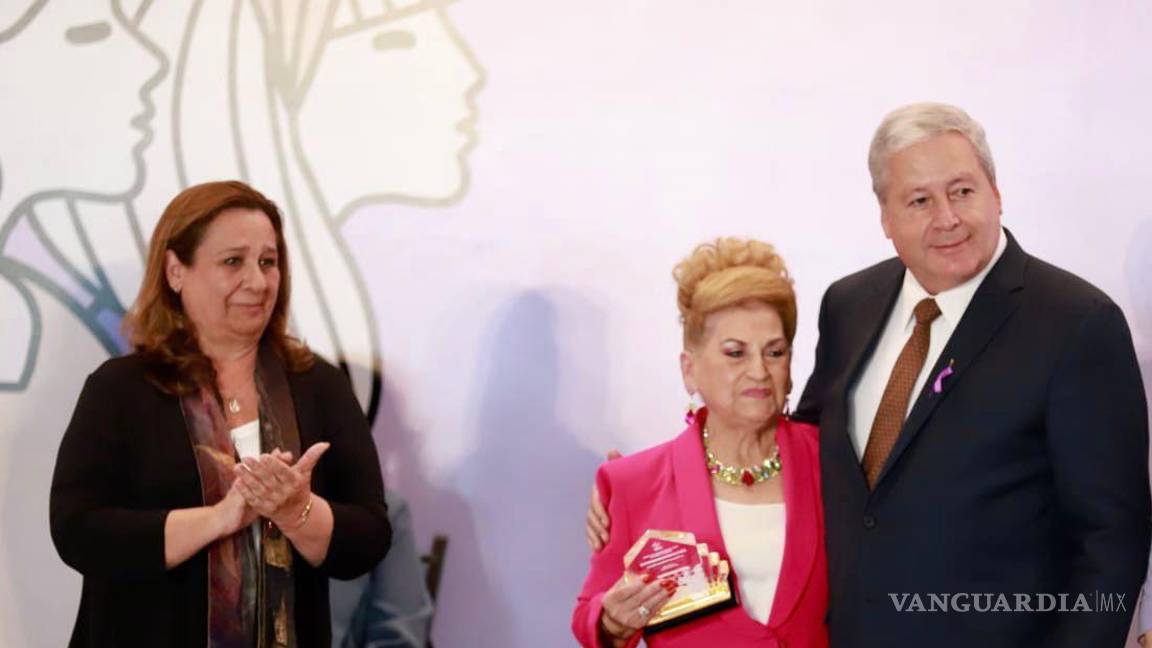 $!La categoría Emprendimiento se la llevó Guillermina Yolanda Saldaña Muñoz, fundadora de la Zapatería Francis.