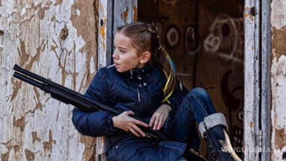 La niña, el rifle y una paleta... el reflejo de la guerra entre Ucrania-Rusia (fotos)