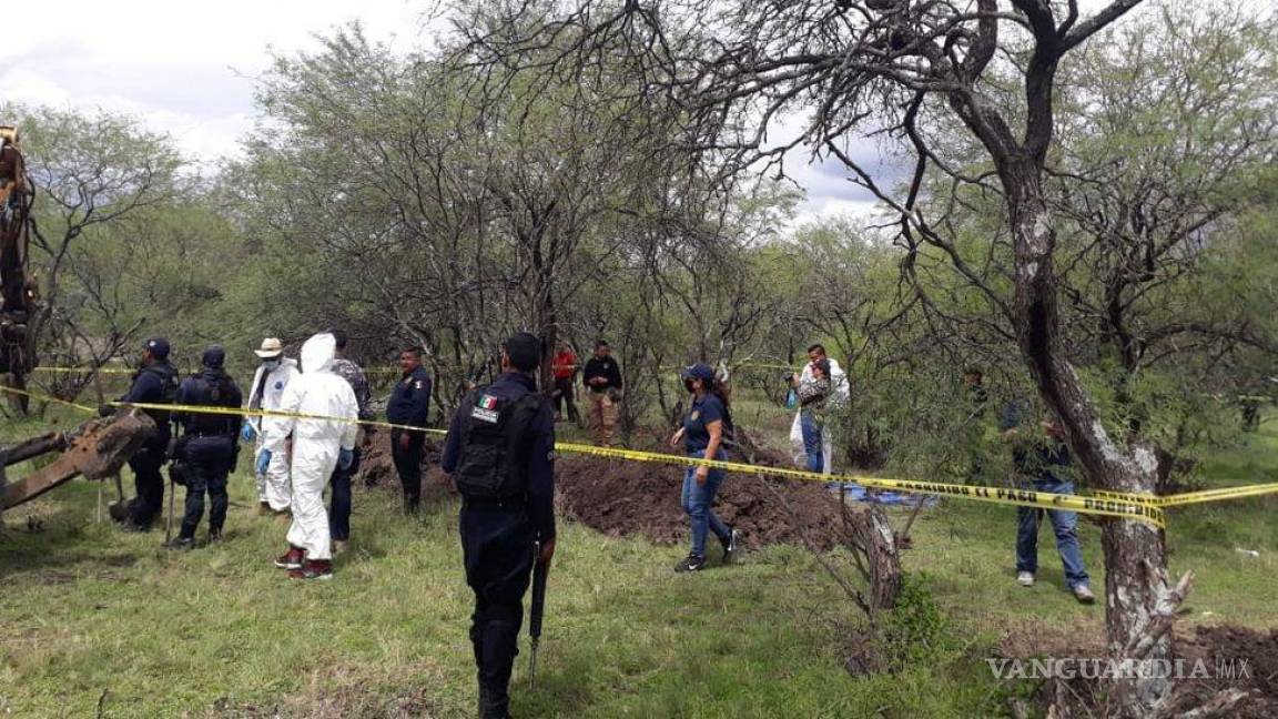 Brotan cadáveres de tres narcofosas, en zona conflictiva de cárteles de Michoacán