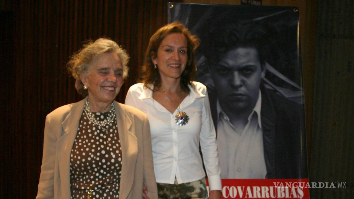 $!27NOVIEMBRE2004. La escritora Elena Poniatowska y Sylvia Navarro presentaron el libro Miguel Covarruvias Retorno a los Origenes.