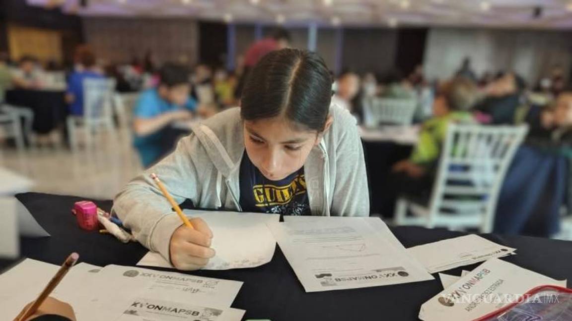 $!Layla, joven promesa de las matemáticas en Saltillo, logró destacar a nivel nacional gracias a su dedicación y al acompañamiento de su maestro en el proceso de entrenamiento.