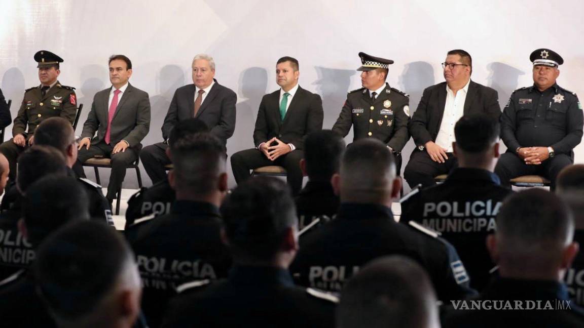 $!El alcalde José María Fraustro y el comisionado de seguridad, Miguel Ángel Garza Félix, destacan la importancia de seguir formando elementos capacitados para una mayor seguridad en Saltillo.