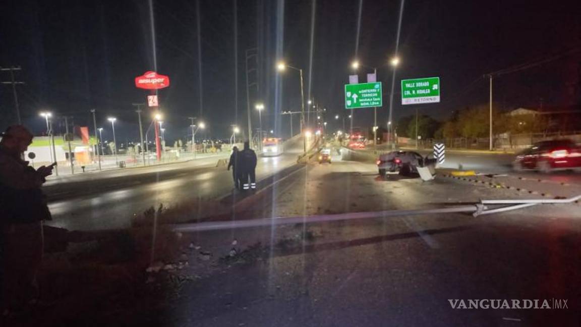 $!En la madrugada de este viernes un hombre en presunto estado de ebriedad provocó un accidente en donde derribó una luminaria.