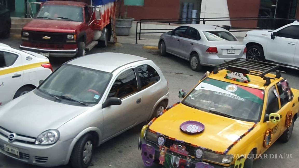 ¿Ya lo viste? El ‘Reno Taxi’ de Saltillo se viste de coloridas calaveras para celebrar el Día de Muertos