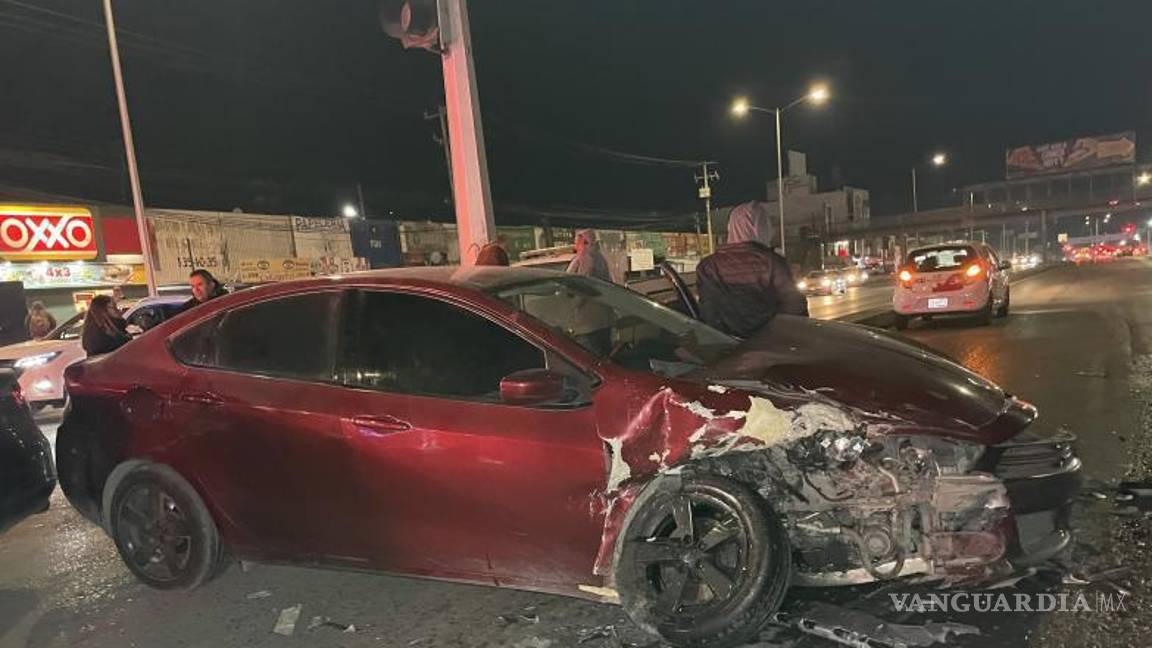 $!Personal de la Cruz Roja atendió a tres menores de edad con crisis nerviosa en el lugar del accidente; las autoridades de tránsito se hicieron cargo del incidente.