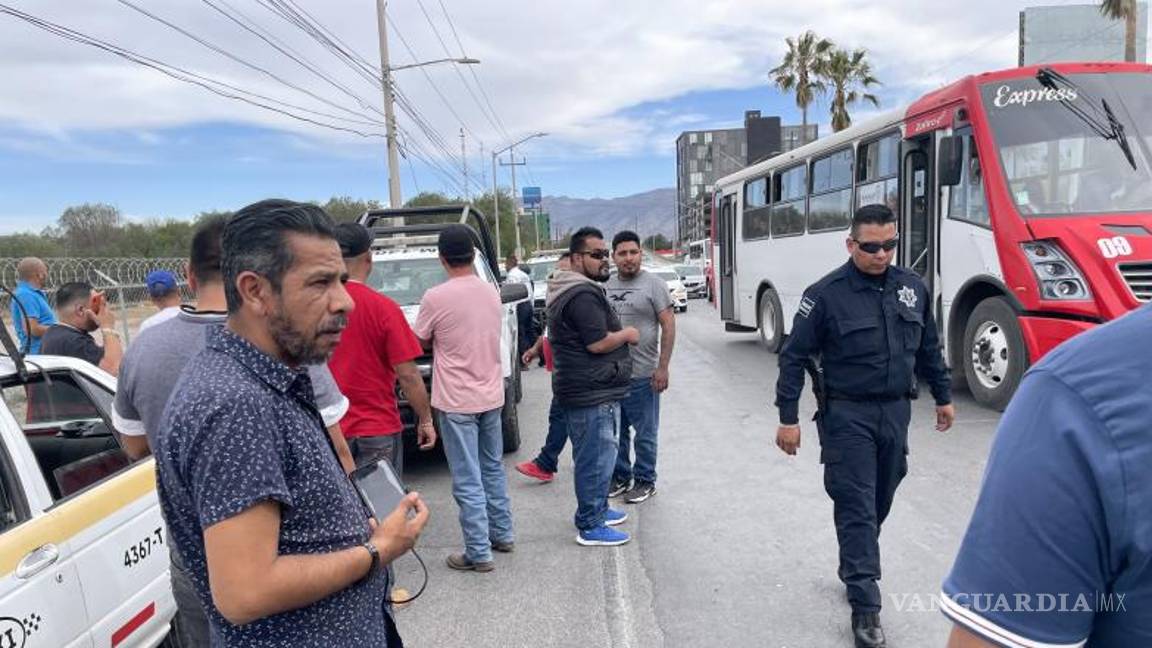 $!El conductor exhibió la hoja de no robo y la inscripción del vehículo al IMT como taxi.