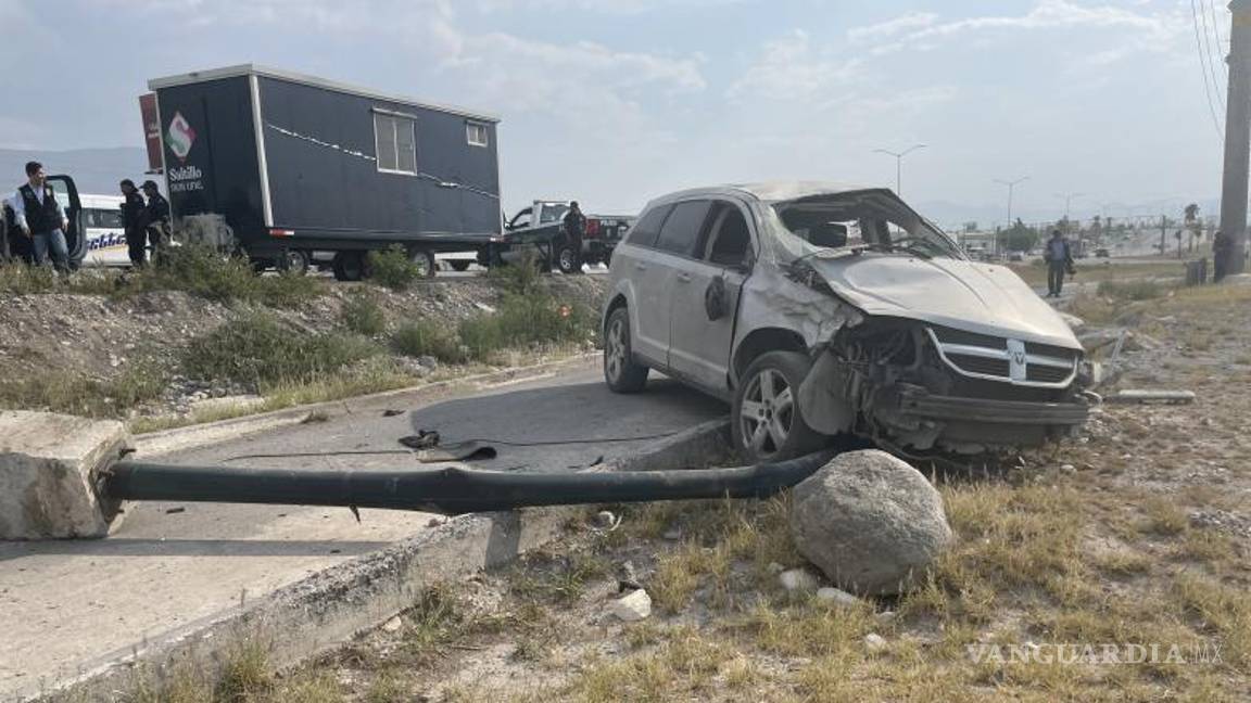 $!Casi no la cuenta joven tras volcar su camioneta.
