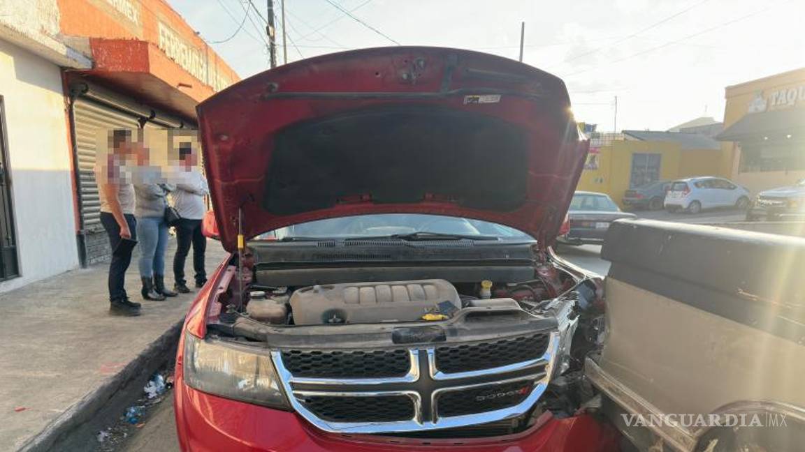 $!Los vehículos involucrados esperaban la luz verde del semáforo cuando fueron impactados.