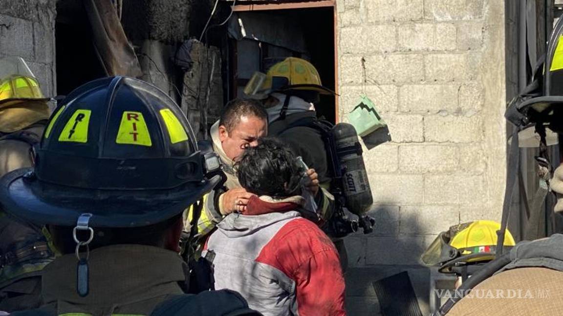 $!Mientras que los bomberos terminaban con el fuego, se procedió a la atención del propietario, al cual se le colocó oxígeno y suero.